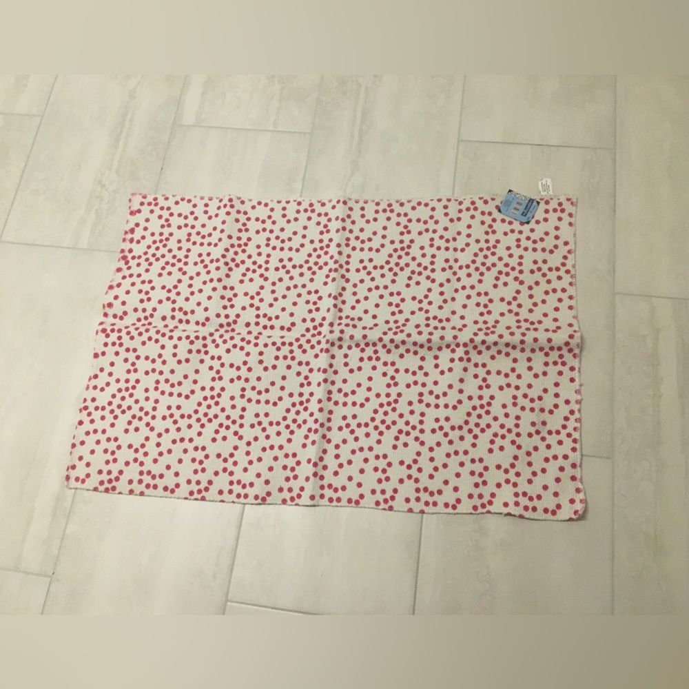 Pink polka dot rug (NWT)